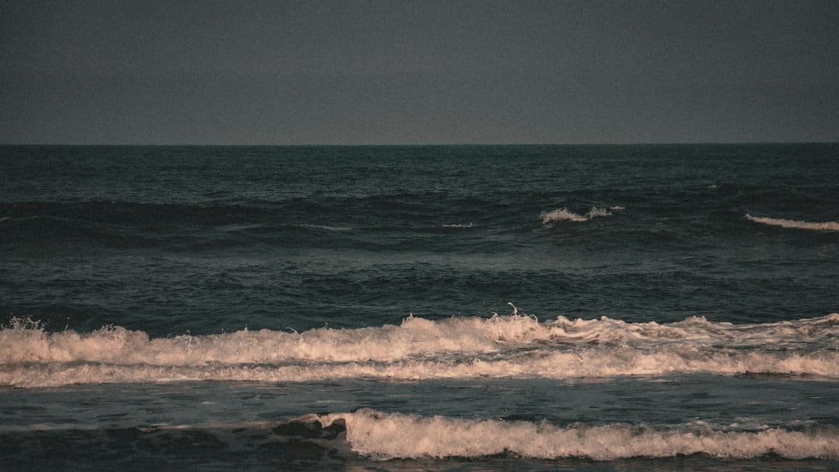Serene view of ocean waves at twilight with a calm horizon, perfect for a peaceful backdrop.