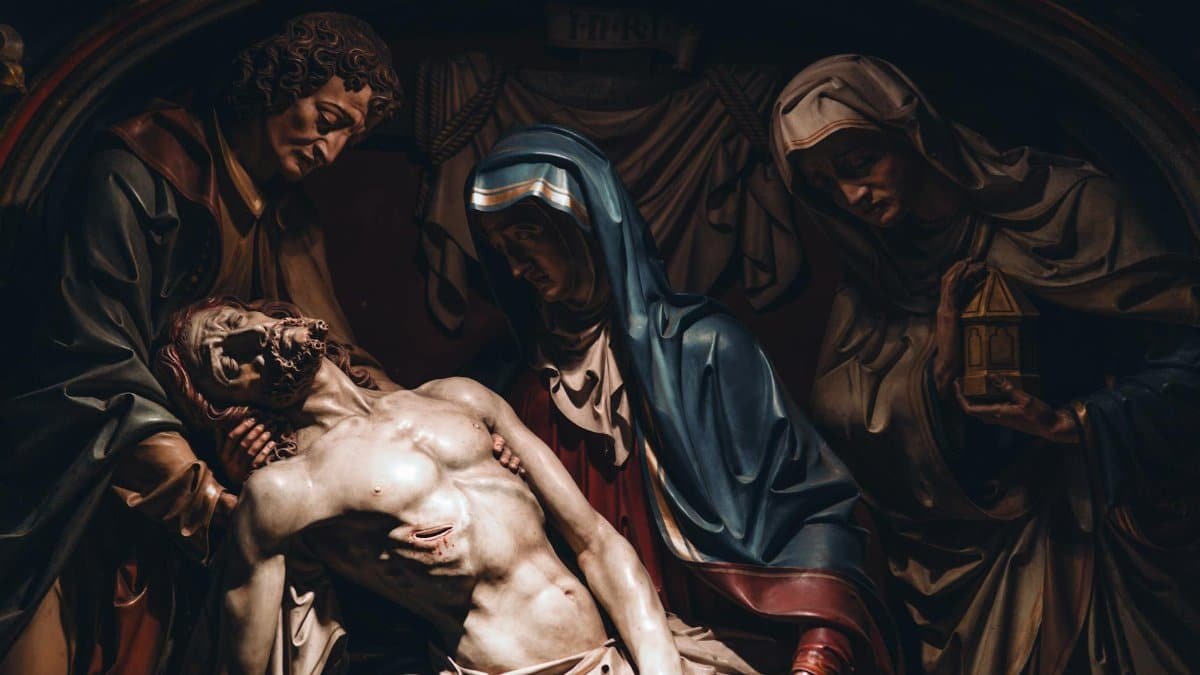 Emotional depiction of Jesus Christ and Virgin Mary in a classical sculpture, rich in detail.