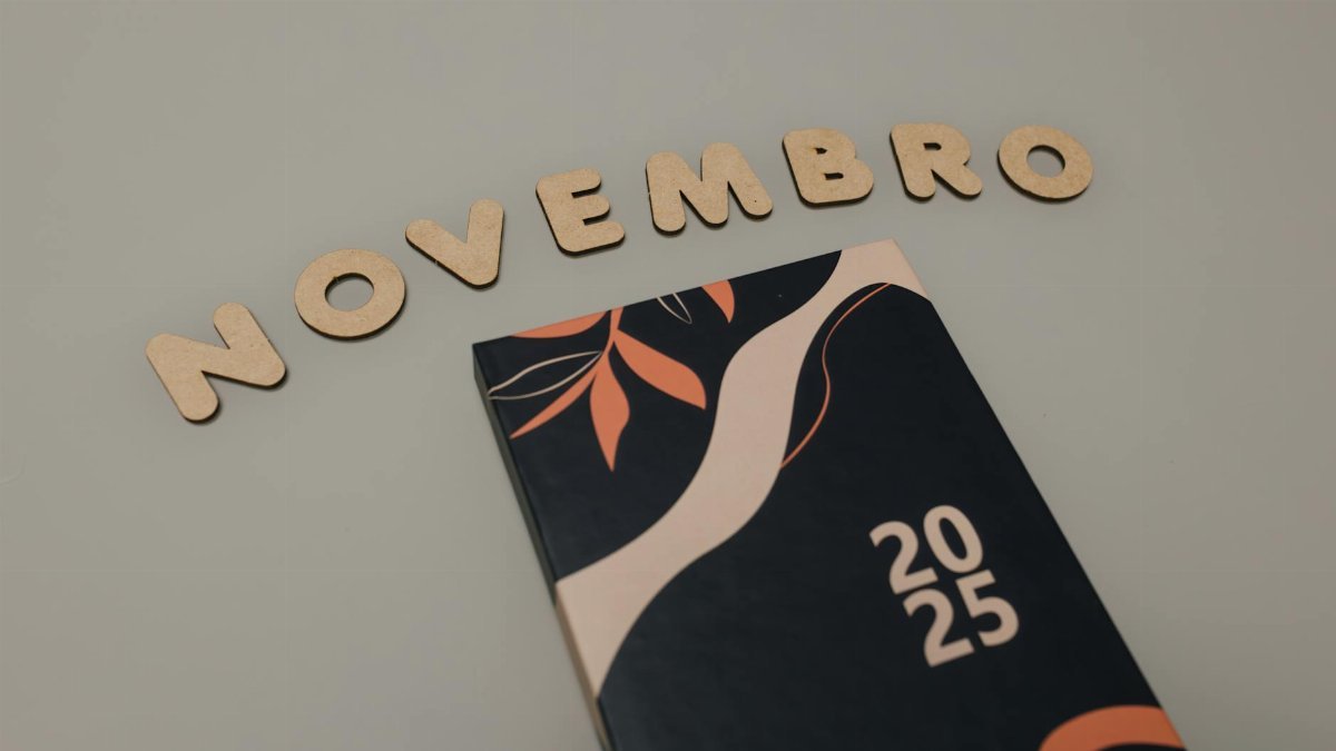 Minimalist planner cover with 'Novembro' letters and 2025 year.