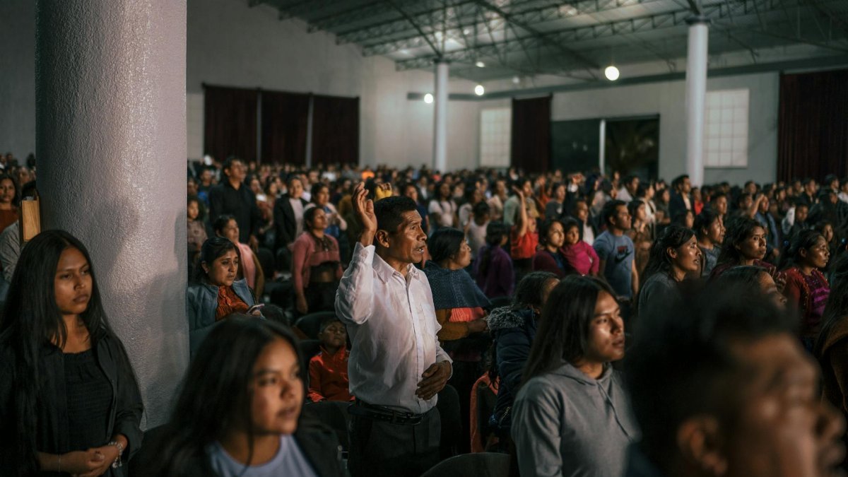 A large congregation gathers for worship in San Cristóbal de las Casas, Mexico.