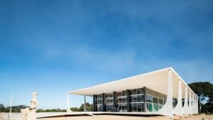 Modernist architecture of Supreme Federal Court, Brasília under clear blue skies.