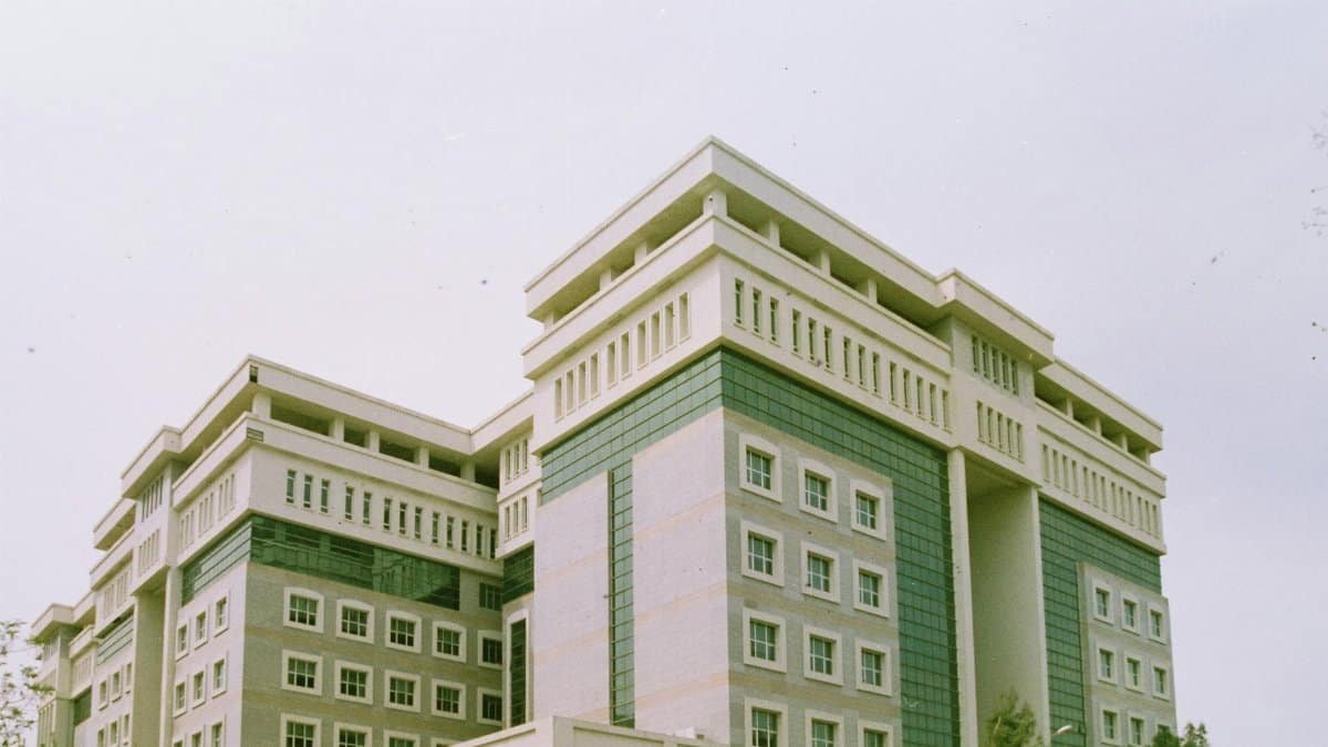 A modern multi-story courthouse building in Antalya, showcasing contemporary architecture.