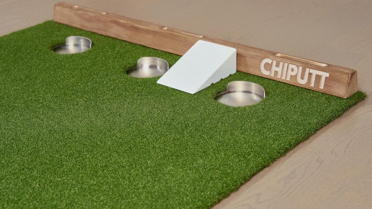 A versatile chipping and putting mat for indoor golf practice and training.