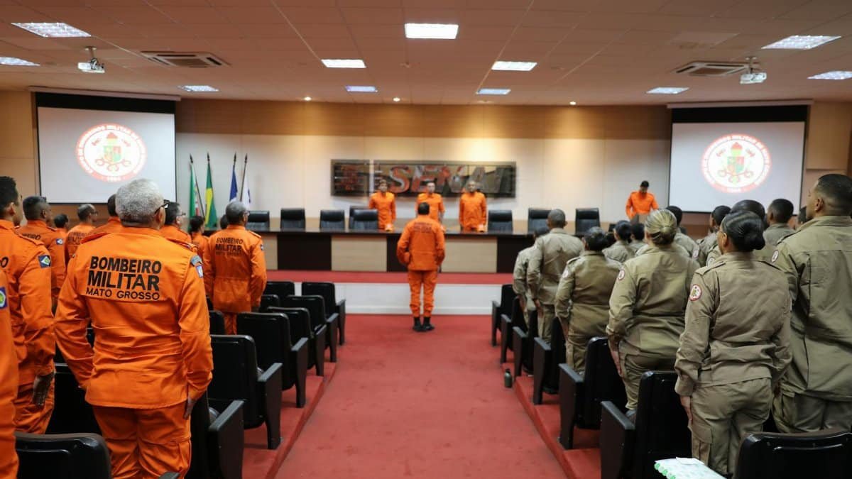 Firefighters attending a strategic training session indoors in Mato Grosso, Brazil.