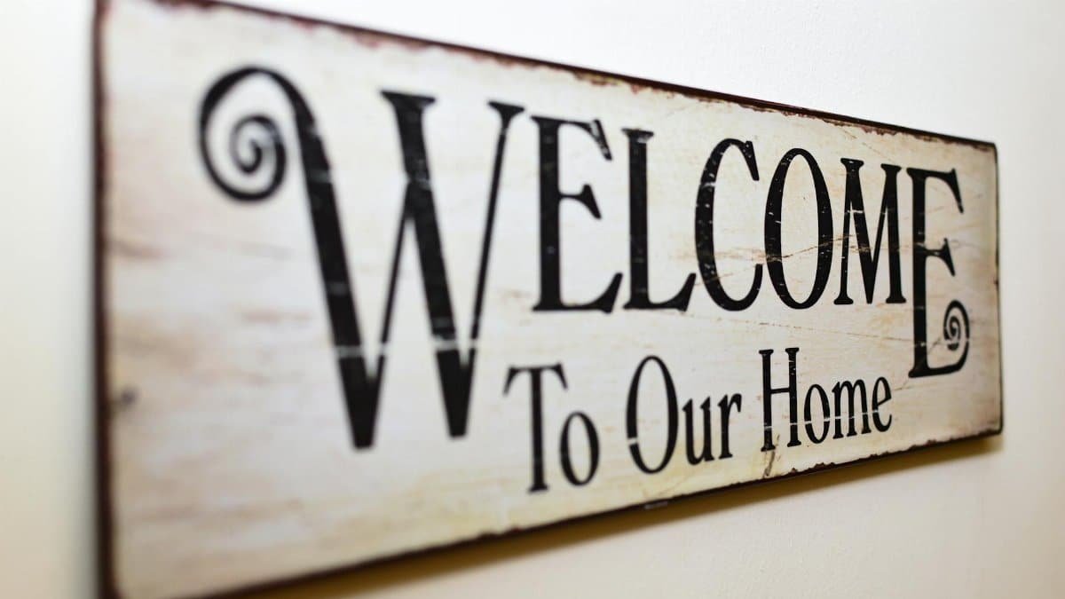 A stylish rustic wooden welcome sign perfect for home decoration.