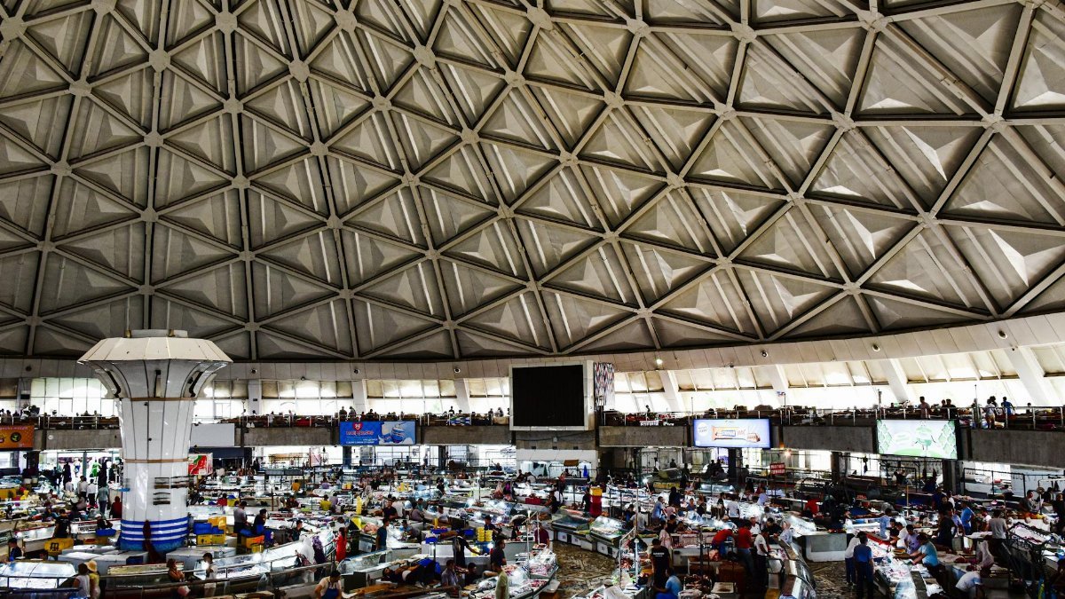 Browse the bustling interior of Chorsu Bazaar in Tashkent, showcasing local market life.