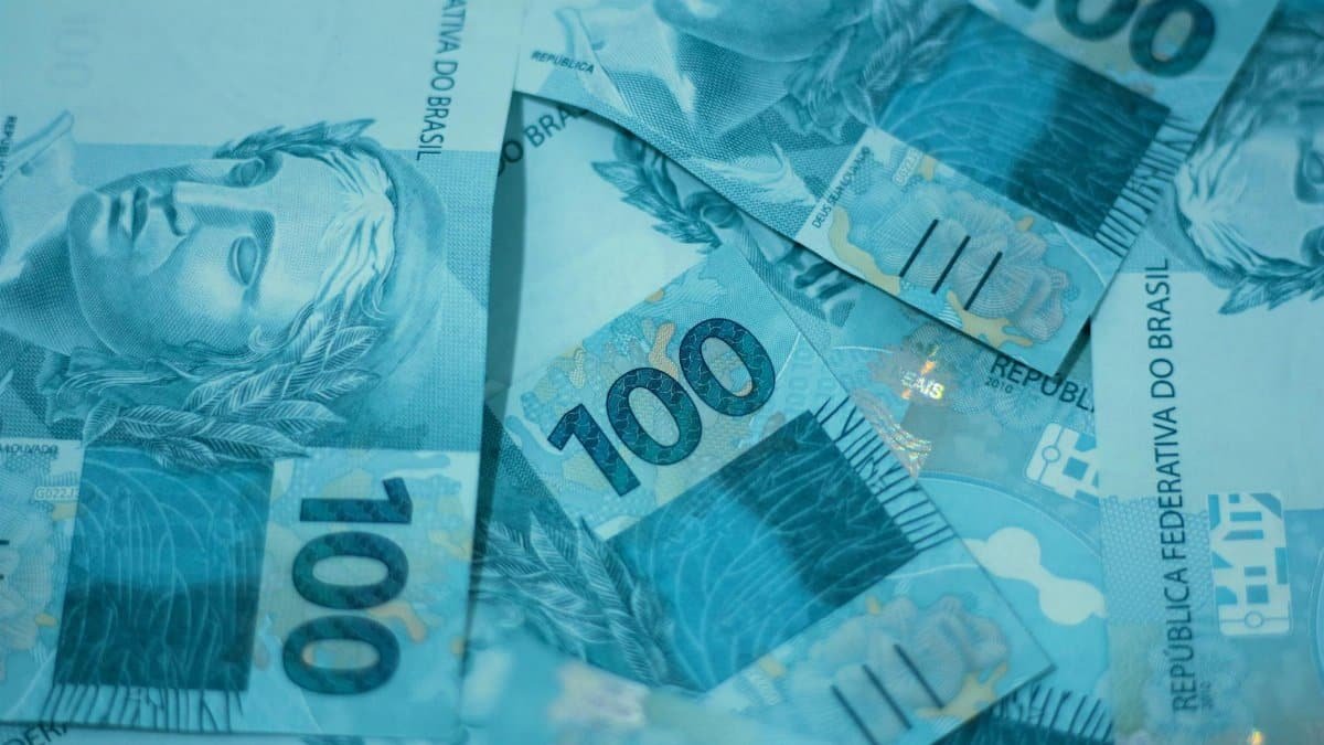 Detailed image of blue Brazilian Real banknotes highlighting the 100 denomination for financial themes.