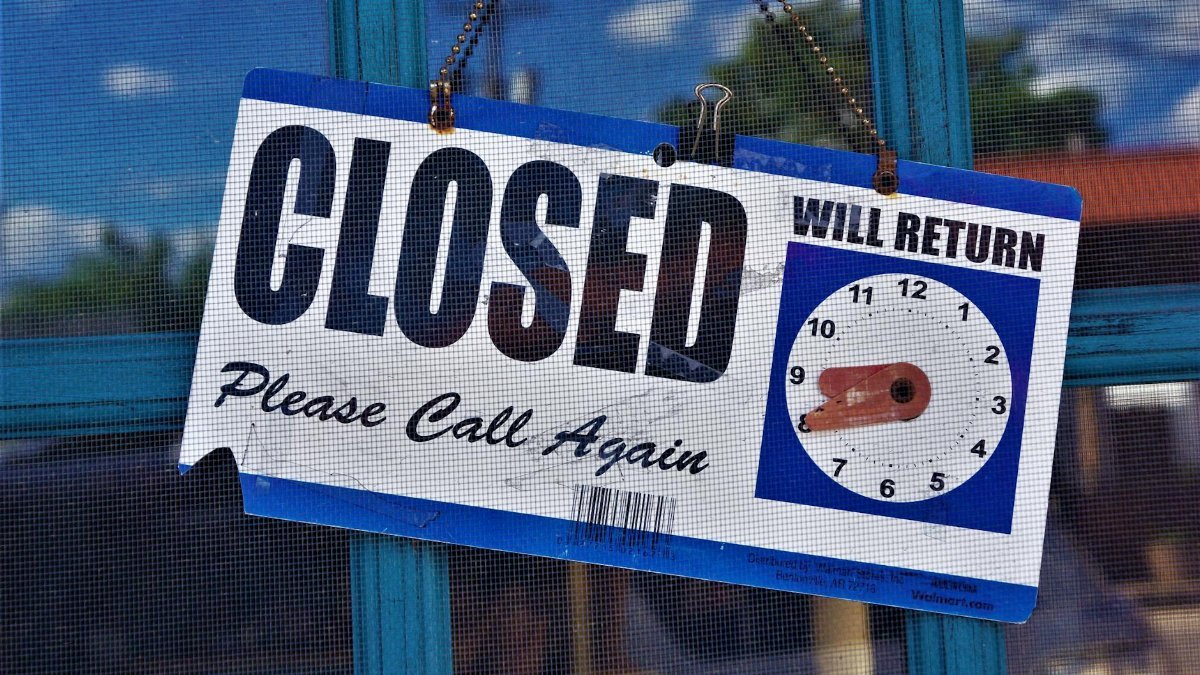 Image of a closed sign on a store door with adjustable return time indicator.