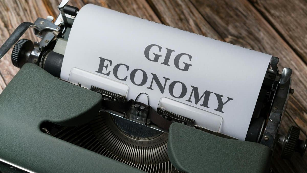 Close-up of a vintage typewriter with 'Gig Economy' typed on paper, showcasing modern work trends.