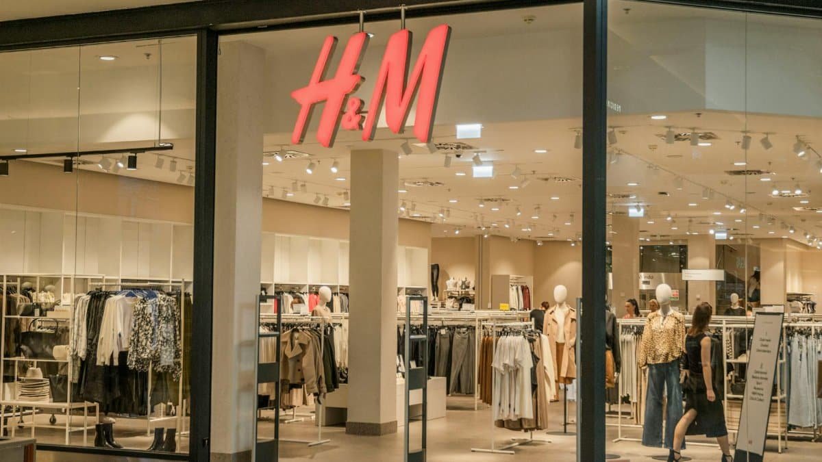 Explore the modern design and fashion collection at this H&M store located in a bustling shopping mall.